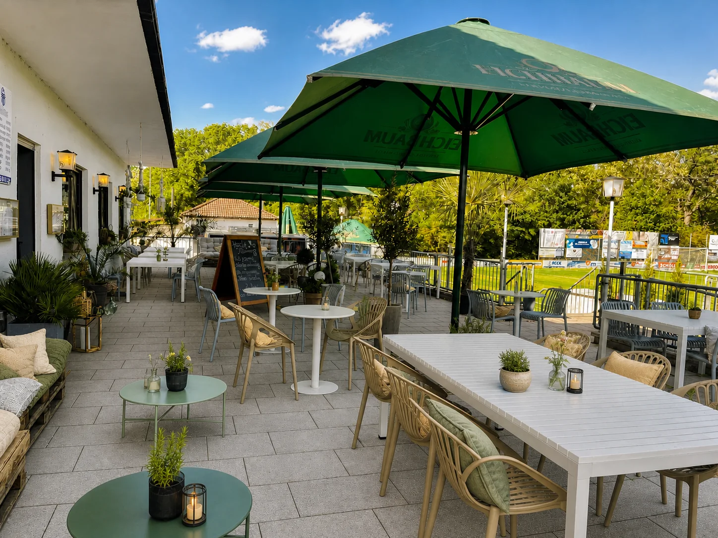 Dekorierte Terrasse des Restaurants