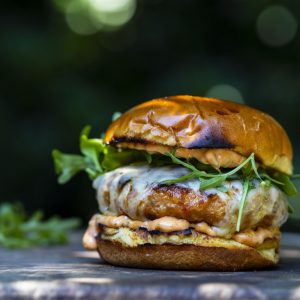 200 g regionaler Beef-Burger. Lernen unseren Burger Lieferdienst in Brühl und Umgebung kennen